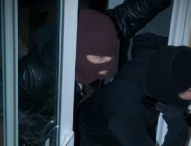 Άγρια ληστεία σε σπίτι στην Αχαΐα - Χτυπούσαν τον γιο μπροστά στους γονείς του